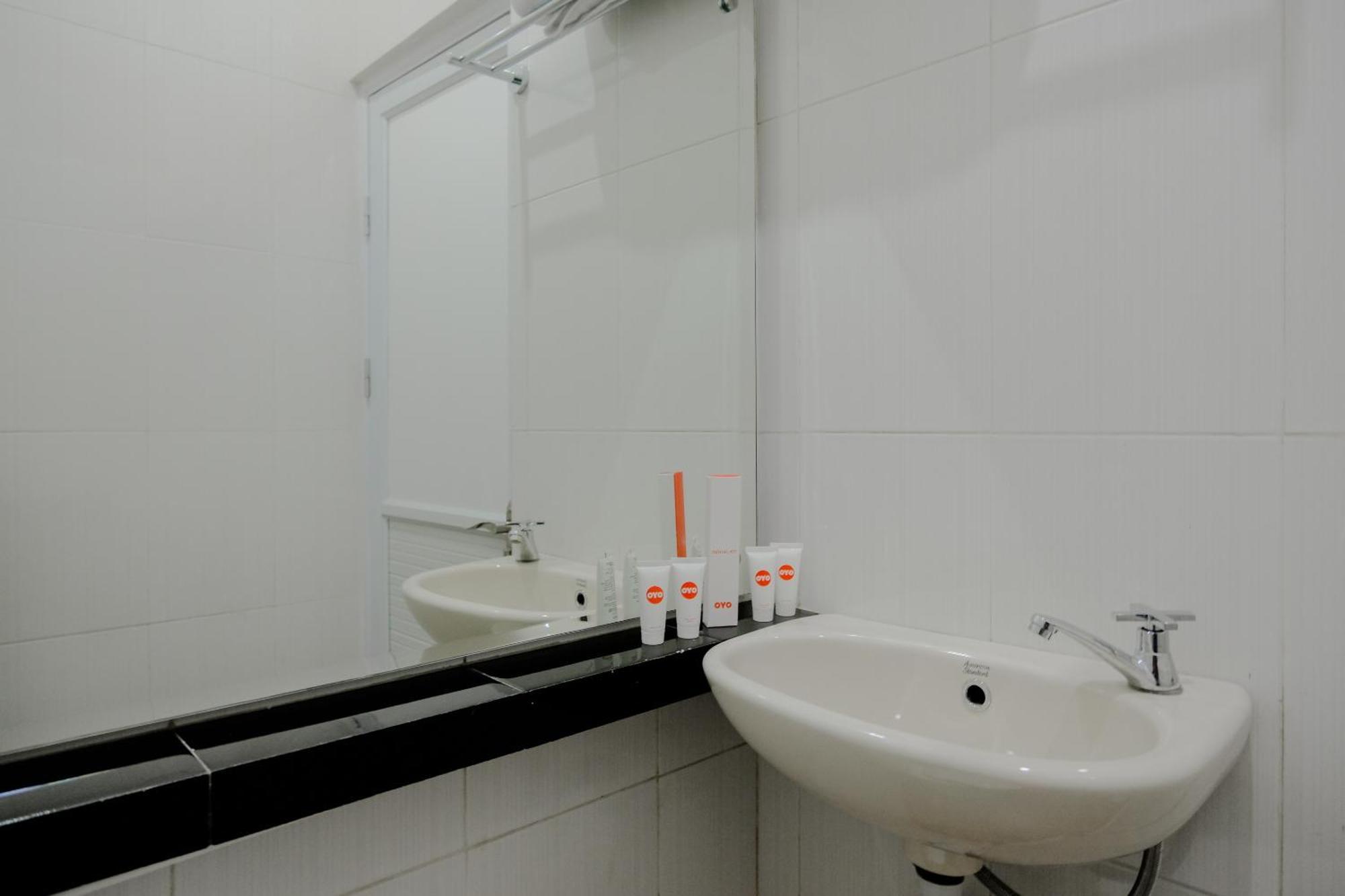 Hotel O Universitas Brawijaya Near Mall Dinoyo Malang Esterno foto